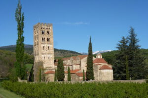 roussillon saint-michel de cuxa avec canigou
