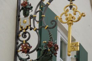 04_Eines von mehreren kunstvollen Zunft- und Wirtshausschildern